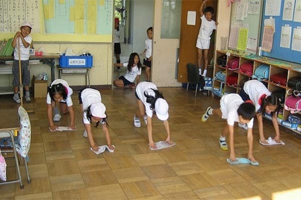 نظافت مدارس ژاپن توسط دانش آموزان